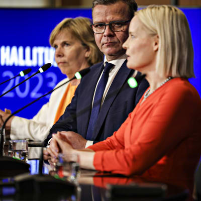 Anna-Maja Henriksson, Petteri Orpo, Riikka Purra ja Sari Essayah pitivät tiedotustilaisuuden Säätytalolla illalla 26. toukokuuta 2023.