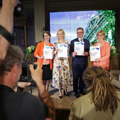 Sari Essayah (kd), Riikka Purra (ps), Petteri Orpo (kok.) ja Anna-Maja Henriksson (r) esittelivät uuden hallitusohjelman Säätytalolla Helsingissä 16. kesäkuuta.