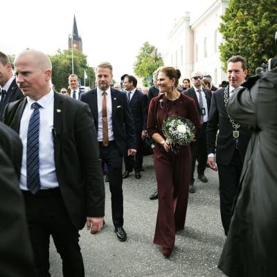 Ruotsin kruununprinsessa Victoria Loviisassa pieni kukkakimppu kädessään torstaina 21. syyskuuta.
