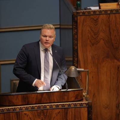 Antti Kurvinen i talarstolen i Finlands riksdag.