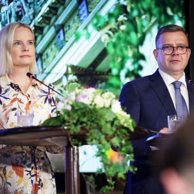 Riikka Purra (ps) ja Petteri Orpo (kok.) uuden hallitusohjelman tiedotustilaisuudessa Säätytalolla 16. kesäkuuta. 