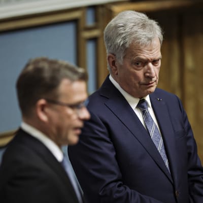 President Sauli Niinistö lyssnar när Petteri Orpo håller tal i riksdagen.