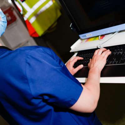 Sjukskötare knapprar på tangentbord.