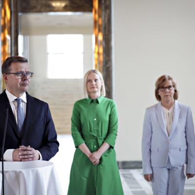 Petteri Orpo i Rikssalen, med partiordförandena Purra, Henriksson, Essayah i bakgrunden.