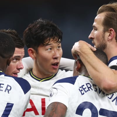 Tottenham firar mål.