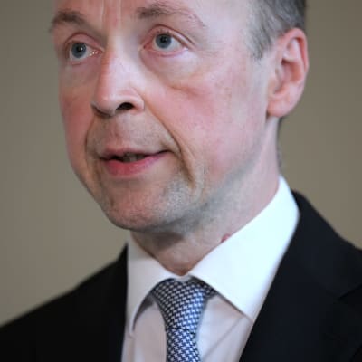 Riksdagens talman Jussi Halla-aho i kostym.