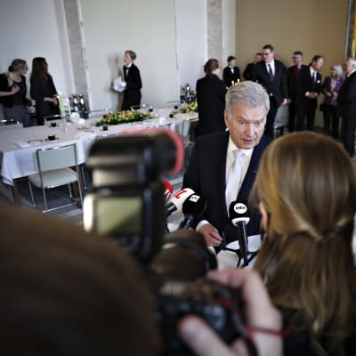Tasavallan presidentti Sauli Niinistö kommentoimassa median edessä eduskunnassa vaalikauden työn päätyttyä 29. maaliskuuta 2023.