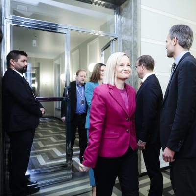 Riikka Purra  saapui eduskunnassa Kokoomuksen Petteri Orpon hallitustunnusteluihin.