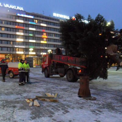 Julgranen ska resas på Vasa torg.
