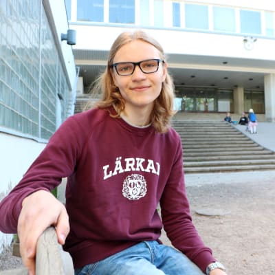 Dennis Svartbäck utanför Lärkan.