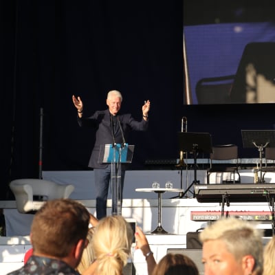 Bill Clinton på scenen i Miramarparken i Mariehamn.