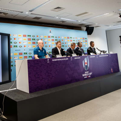 Presskonferens vid rugby-VM, där tyfonen Hagibis diskuteras.