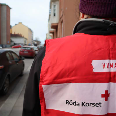 Röda korsets frivillig på en gata