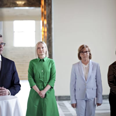 Petteri Orpo i Rikssalen, med partiordförandena Purra, Henriksson, Essayah i bakgrunden.