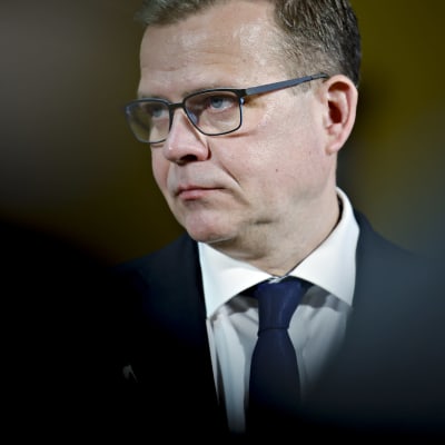 Petteri Orpo ser allvarlig ut under en pressträff den 24 april 2023.