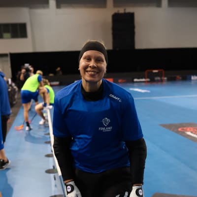 Maalivahti Krista Nieminen hymyilee.