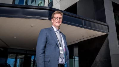 Chefsöverläkare Mikko Pietilä står utanför Åbo universitetscentralsjukhus.
