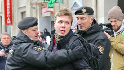 Den belarusiske journalisten Roman Protasevitj förs bort av polisen under en demonstration i mars 2017.