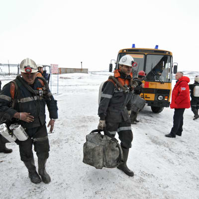 Pelastustyöntekijöitä hiilikaivoksella Vorkutassa perjantaina.