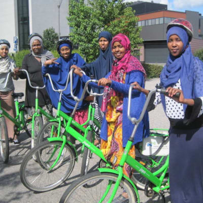 Flickor från Somalia som lär sig cykla