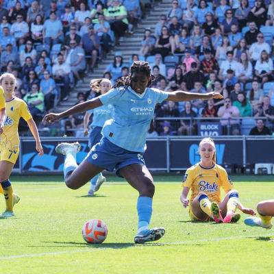 Khadija Shaw de Manchester City marque contre Everton en Super League féminine.