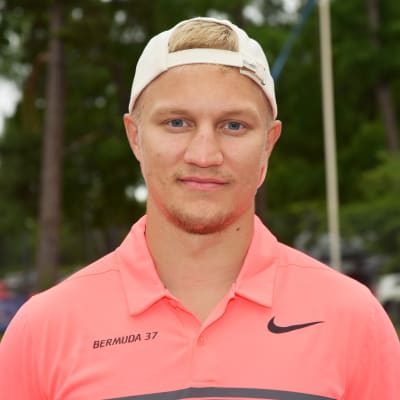 Teemu Pulkkinen poserar i samband med en tennisturnering.