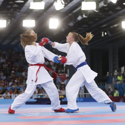 Masa Martinovic och Ivanna Zaytseva i karatematch.