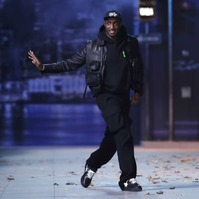 Virgil Abloh kävelee catwalkilla ja tervehtii yleisöä.