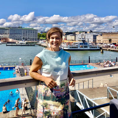Johanna Tonttila med solig Helsingfors-hamnbassäng i bakgrunden.