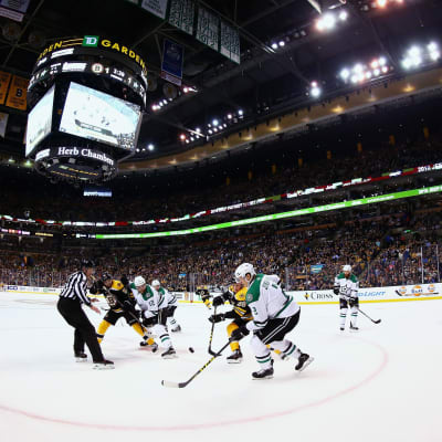 Jyrki Jokipakkas Dallas Stars kämpar mot Boston Bruins den 3.11.2015.