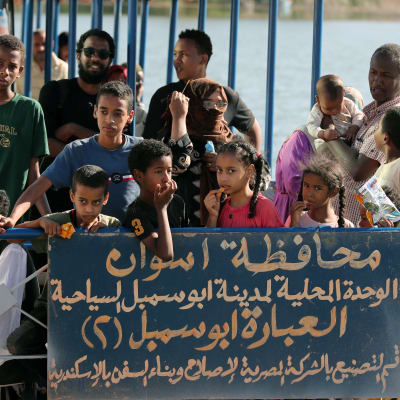 Pakolaisia lautalla matkalla Sudanista Egyptiin.