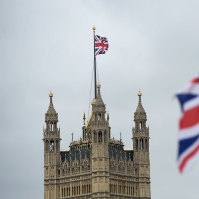 Storbritanniens flagga och parlamentsbygganden i London.
