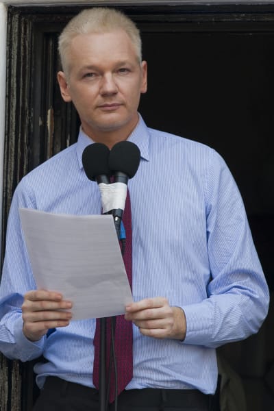 Julian Assange gör ett uttalande 19.8.2012 där han berättar om att man på Ecuadors ambassad har upptäckt dolda mikrofoner. Assange har beviljats asyl på ambassaden. 