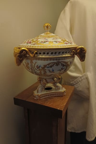En porslinskål i guld och vit på piedestal (Österbottens museum)