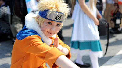 Japansk kvinna utklädd till mangafiguren Naruto under en serietidningsmässa i Tokyo
