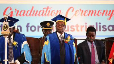 Zimbabwes president Robert Mugabe höll öppningstal vid en examensceremoni vid Zimbabwe Open University i utkanterna av Harare på fredagen 17.11.2017.