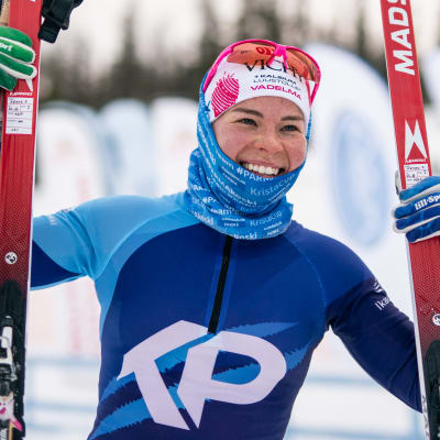 Krista Pärmäkoski ser glad ut efter seger.