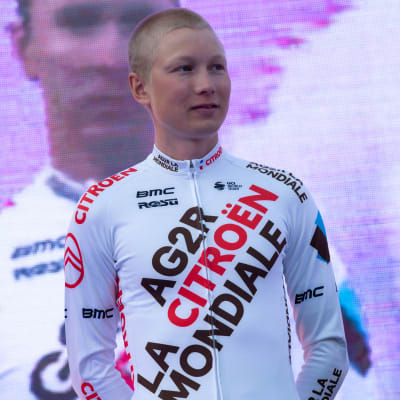 Jaakko Hänninen polkee lajin korkeimmalla tasolla eli World Tourilla. Aiemmin miesten ykköstasolla ovat suomalaismiehistä polkeneet uransa jo lopettaneet Jussi Veikkanen, Kjell Carlström ja Joona Laukka.