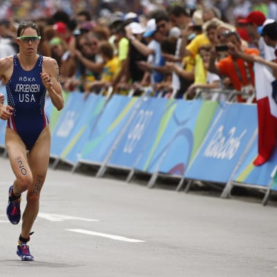 USA:s Gwen Jorgensen vann OS-guldet i triathlon i Rio före Nicola Spirig från Schweiz.