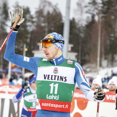 Ilkka Herola vinkar till publiken.