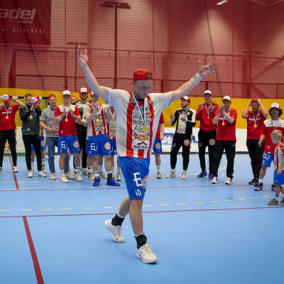 Jac Karlsson går fram för att ta emot pokalen.
