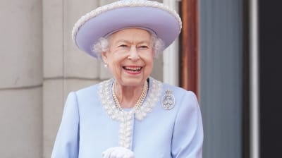 En leende drottning Elisabeth II.