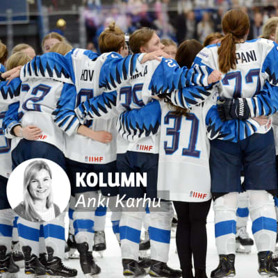 Finlands spelare kramar om varandra efter VM-finalen. Bilden försedd med Anki Karhus kolumnvinjett.