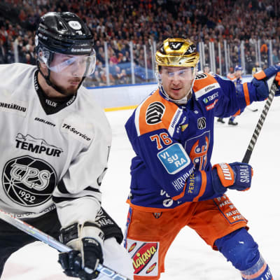 Tappara Anton Levtchi kamppailee Valtteri Pullia vastaan.