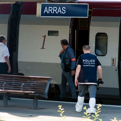 Poliisi Arrasin juna-asemalla Ranskassa. 21.8.2015 asemies avasi tulen junassa, haavoittaen kolme ihmistä.