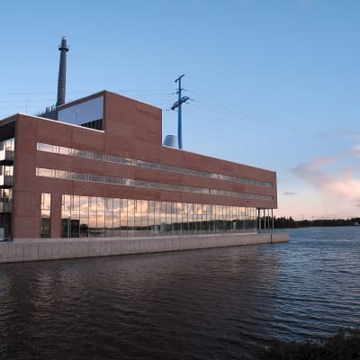 Vasa Elektriskas huvudkontor i skymningsljus.