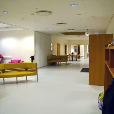 Vy över en nyrenoverad del av Merituulen koulu