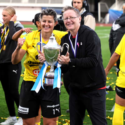 Gentjana Rochi och Pauliina Miettinen poserar med cuppokalen.