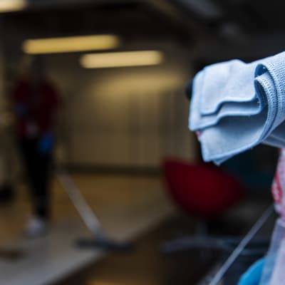 Kuvituskuvassa on siistijä työssään toimistotiloissa Helsingissä elokuussa 2020.