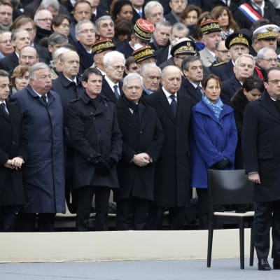 President Hollande och medlemmar av franska regeringen vid minnesstunden i Paris.